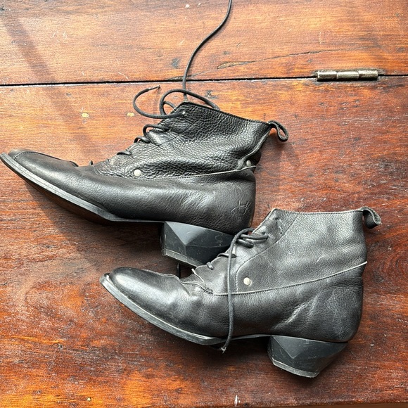 John Fluevog shoes. Size 6.5. Great condition - Picture 4 of 4